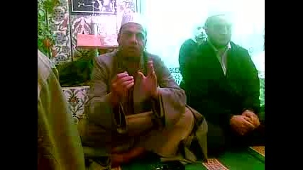 Еймен Хасен от Египет рецитира коран в централната джамия в Мадан