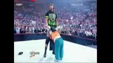 Triple H прави Pedigree на Hornswoggle