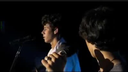 Exclusive!! Jonas Brothers - Turn Right (live at Walmart Soundcheck Concert) 