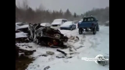 Кола се разпадна след удар