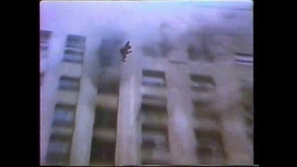 мъж скача от 28 етаж ( +18 )