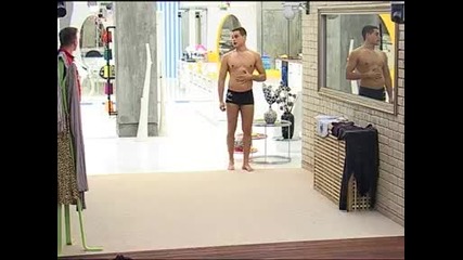Big Brother 2012 - Никола скача в басейна