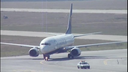 Boeing 737-8as, Ei-dlg на нискотарифната Раянеър рулира в Пловдив.