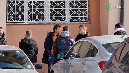Баща и син Вуцови разговарят след края на мача във Враца