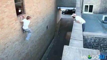 Parkurec pred zatvoren prozorec