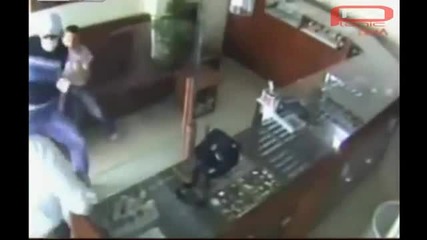 момче спира крадец в магазин