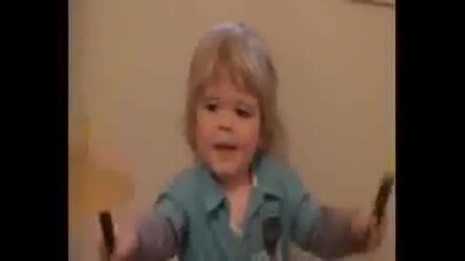 3 годишно момченце свири на барабани песента на Queen ( We Will Rock You)