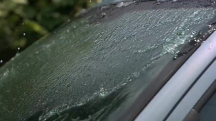 Вода се стича по прозореца на стъкло от кола на забавен каданс hq