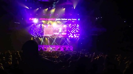 Justin Bieber пее Baby на Jingle Ball 2012 :)