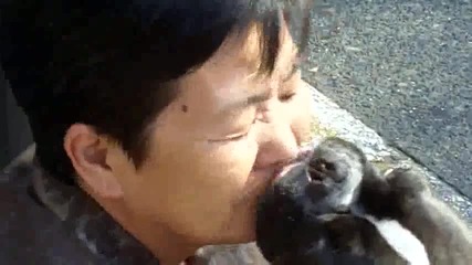 Жена се ближе с куче !