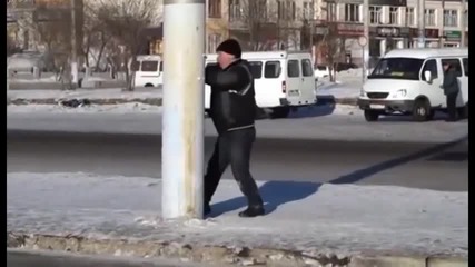 Руска пияница се бие със стълб
