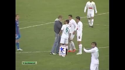 Фен в русия взима автограф от Roberto Carlos по време на мач