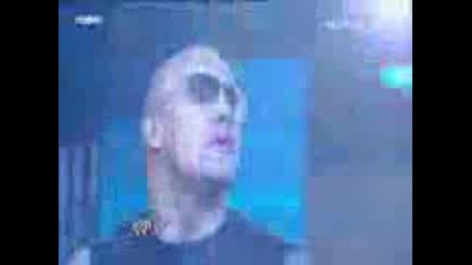 The Rock returns to Wwe Raw - 2 - 14 - 2011 (entrance)