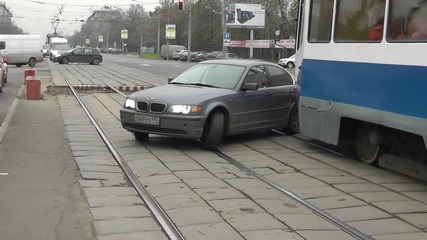 Трамвай наказва безразсъден шофьор на BMW