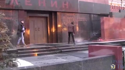 Руснаци напръскаха музея на Ленин със светена вода