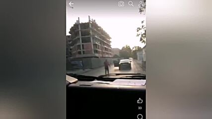 Мъж разби прозорец на бус в Пловдив