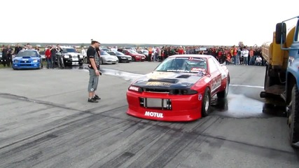Нисана издивява - red godzilla (skyline Gtr R32)