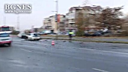 Кола се заби в стълб в Благоевград