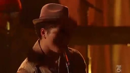 Travie Mccoy feat. Bruno Mars - Billionaire - Teen Choice Awards 2010 Live 