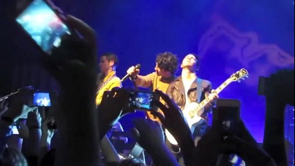 Jonas Brothers изпълняват Love Bug в Phoenix Convention Center 25 Януари 2013