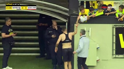 Николов успя да зарадва млад фен, дори в момент на контузия