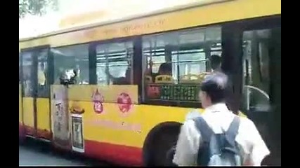 Ето как Китайците излизат от автобусите