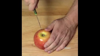 Той разрязва ябълка и прави вкусен десерт за няколко минути