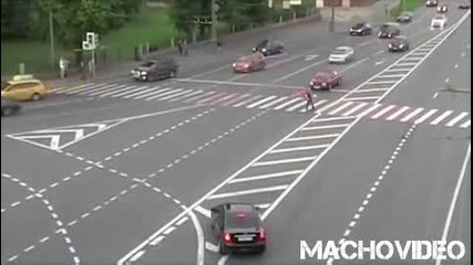 Откачени Се Подиграват с Полицай