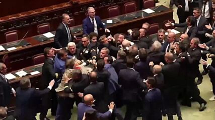 Бой в италианския парламент, изведоха депутат с инвалидна количка (ВИДЕО)