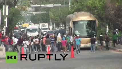 Четирима полицаи ранени при сблъсъци с протестиращи в Мексико