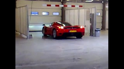 Ferrari Enzo in een wasstraat