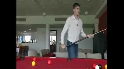 Стивън Джерард играе снукър 