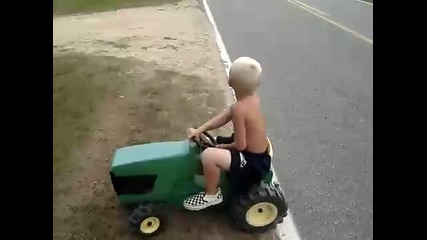 Дете врътка трактор! 