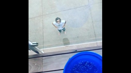 Хари от One Direction се залива с ледена вода - Harry Styles Als Ice Bucket Challenge