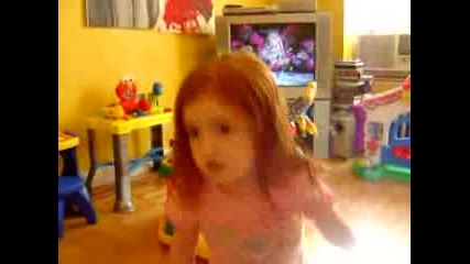 Момиченце Пее Песен На Avril Lavigne