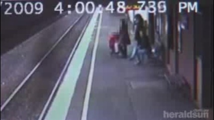 супер бебе пада под влака и оцелява