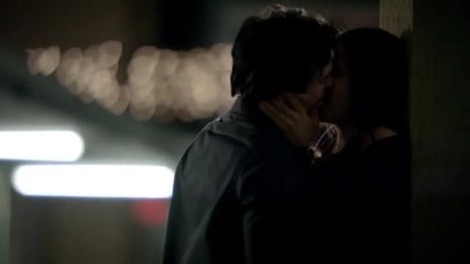 Елена целува Деймън - The Vampire Diaries