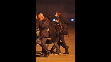 Robert Pattinson Holding hands with Kristen Stewart 