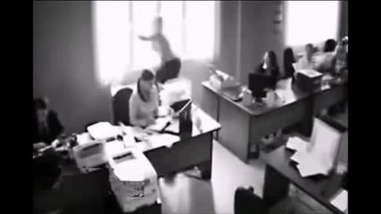 Жена скача през прозореца пред очите на ужасените си колеги