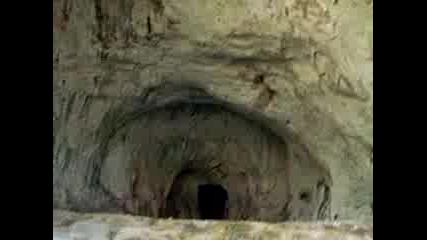 Катерене По Въже На Деветакиевата Пещера