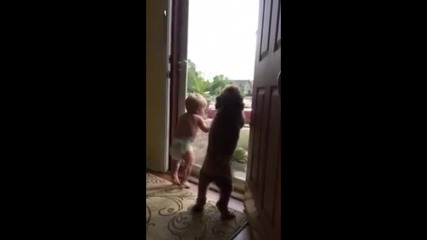 Бебе и куче посрещат татко