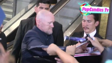 Звездата Майкъл Рукър дава автографи на премиерата на филма си Пазители на Галактиката (2014)