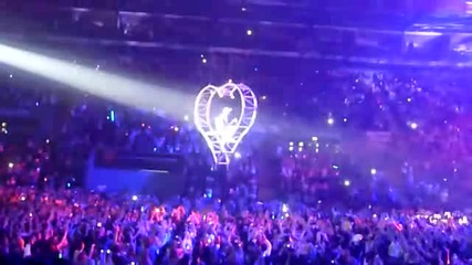 Justin Bieber изпълнява Never Let You Go в Нотингам 