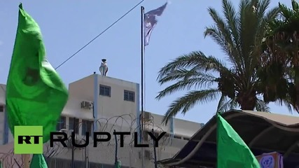 Палестина: Училищни униформи горят в знак на протест