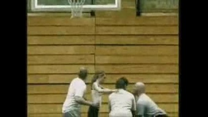 Момиче Скача През Баскетболен Кош