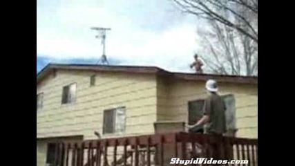 Идиот се размазва от покрив