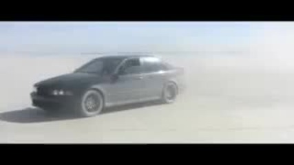 Две бегачки в пустинята!!!правят дрифт!!! Bmw M6 vs Bmw M5 Desert Race and Drift (hd) 