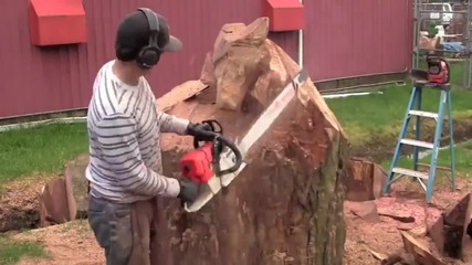 Мъж прави лос от дърво с моторна резачка !