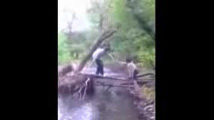 Падане в река смях