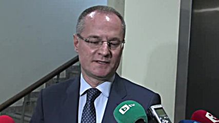 Лозан Панов: Време за тупкане на топката няма